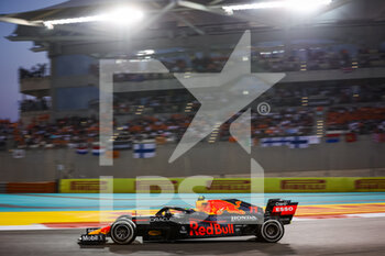 2021-12-12 - 11 PEREZ Sergio (mex), Red Bull Racing Honda RB16B, action during the Formula 1 Etihad Airways Abu Dhabi Grand Prix 2021, 22th round of the 2021 FIA Formula One World Championship from December 10 to 12, 2021 on the Yas Marina Circuit, in Yas Island, Abu Dhabi - FORMULA 1 ETIHAD AIRWAYS ABU DHABI GRAND PRIX 2021, 22TH ROUND OF THE 2021 FIA FORMULA ONE WORLD CHAMPIONSHIP - FORMULA 1 - MOTORS
