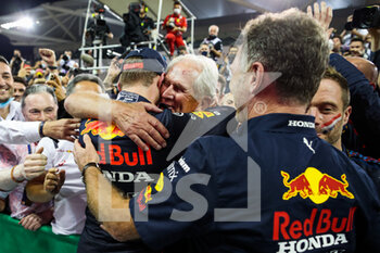 2021-12-12 - HORNER Christian (gbr), Team Principal of Red Bull Racing, MARKO Helmut (aut), Drivers' Manager of Red Bull Racing, and Honda racing celebrating during the Formula 1 Etihad Airways Abu Dhabi Grand Prix 2021, 22th round of the 2021 FIA Formula One World Championship from December 10 to 12, 2021 on the Yas Marina Circuit, in Yas Island, Abu Dhabi - FORMULA 1 ETIHAD AIRWAYS ABU DHABI GRAND PRIX 2021, 22TH ROUND OF THE 2021 FIA FORMULA ONE WORLD CHAMPIONSHIP - FORMULA 1 - MOTORS