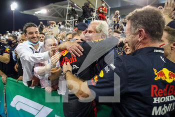 2021-12-12 - VERSTAPPEN Max (nld), Red Bull Racing Honda RB16B, portrait, celebrating his win and first world title at 24 years old with Helmut Marko and Christian Horner during the Formula 1 Etihad Airways Abu Dhabi Grand Prix 2021, 22th round of the 2021 FIA Formula One World Championship from December 10 to 12, 2021 on the Yas Marina Circuit, in Yas Island, Abu Dhabi - FORMULA 1 ETIHAD AIRWAYS ABU DHABI GRAND PRIX 2021, 22TH ROUND OF THE 2021 FIA FORMULA ONE WORLD CHAMPIONSHIP - FORMULA 1 - MOTORS