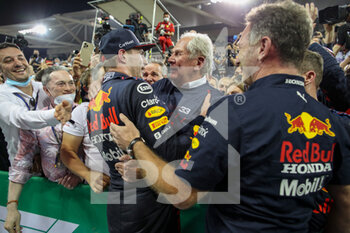 2021-12-12 - VERSTAPPEN Max (nld), Red Bull Racing Honda RB16B, portrait, celebrating his win and first world title at 24 years old with Helmut Marko and Christian Horner during the Formula 1 Etihad Airways Abu Dhabi Grand Prix 2021, 22th round of the 2021 FIA Formula One World Championship from December 10 to 12, 2021 on the Yas Marina Circuit, in Yas Island, Abu Dhabi - FORMULA 1 ETIHAD AIRWAYS ABU DHABI GRAND PRIX 2021, 22TH ROUND OF THE 2021 FIA FORMULA ONE WORLD CHAMPIONSHIP - FORMULA 1 - MOTORS