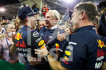 2021-12-12 - VERSTAPPEN Max (ned), Red Bull Racing Honda RB16B, HORNER Christian (gbr), Team Principal of Red Bull Racing, MARKO Helmut (aut), Drivers' Manager of Red Bull Racing, portrait during the Formula 1 Etihad Airways Abu Dhabi Grand Prix 2021, 22th round of the 2021 FIA Formula One World Championship from December 10 to 12, 2021 on the Yas Marina Circuit, in Yas Island, Abu Dhabi - FORMULA 1 ETIHAD AIRWAYS ABU DHABI GRAND PRIX 2021, 22TH ROUND OF THE 2021 FIA FORMULA ONE WORLD CHAMPIONSHIP - FORMULA 1 - MOTORS