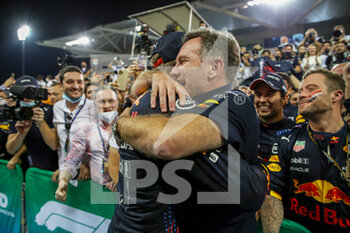 2021-12-12 - VERSTAPPEN Max (nld), Red Bull Racing Honda RB16B, portrait, celebrating his win and first world title at 24 years old with Christian Horner during the Formula 1 Etihad Airways Abu Dhabi Grand Prix 2021, 22th round of the 2021 FIA Formula One World Championship from December 10 to 12, 2021 on the Yas Marina Circuit, in Yas Island, Abu Dhabi - FORMULA 1 ETIHAD AIRWAYS ABU DHABI GRAND PRIX 2021, 22TH ROUND OF THE 2021 FIA FORMULA ONE WORLD CHAMPIONSHIP - FORMULA 1 - MOTORS