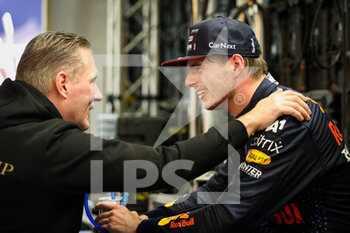 2021-12-12 - VERSTAPPEN Max (ned), Red Bull Racing Honda RB16B, portrait celebrating Wolrd Championship winning with his father Jos during the Formula 1 Etihad Airways Abu Dhabi Grand Prix 2021, 22th round of the 2021 FIA Formula One World Championship from December 10 to 12, 2021 on the Yas Marina Circuit, in Yas Island, Abu Dhabi - FORMULA 1 ETIHAD AIRWAYS ABU DHABI GRAND PRIX 2021, 22TH ROUND OF THE 2021 FIA FORMULA ONE WORLD CHAMPIONSHIP - FORMULA 1 - MOTORS