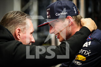 2021-12-12 - VERSTAPPEN Max (ned), Red Bull Racing Honda RB16B, portrait celebrating Wolrd Championship winning with his father Jos during the Formula 1 Etihad Airways Abu Dhabi Grand Prix 2021, 22th round of the 2021 FIA Formula One World Championship from December 10 to 12, 2021 on the Yas Marina Circuit, in Yas Island, Abu Dhabi - FORMULA 1 ETIHAD AIRWAYS ABU DHABI GRAND PRIX 2021, 22TH ROUND OF THE 2021 FIA FORMULA ONE WORLD CHAMPIONSHIP - FORMULA 1 - MOTORS