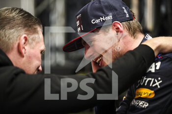 2021-12-12 - VERSTAPPEN Max (ned), Red Bull Racing Honda RB16B, portrait with his dad JOS during the Formula 1 Etihad Airways Abu Dhabi Grand Prix 2021, 22th round of the 2021 FIA Formula One World Championship from December 10 to 12, 2021 on the Yas Marina Circuit, in Yas Island, Abu Dhabi - FORMULA 1 ETIHAD AIRWAYS ABU DHABI GRAND PRIX 2021, 22TH ROUND OF THE 2021 FIA FORMULA ONE WORLD CHAMPIONSHIP - FORMULA 1 - MOTORS