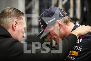 2021-12-12 - VERSTAPPEN Max (ned), Red Bull Racing Honda RB16B, portrait with his dad JOS during the Formula 1 Etihad Airways Abu Dhabi Grand Prix 2021, 22th round of the 2021 FIA Formula One World Championship from December 10 to 12, 2021 on the Yas Marina Circuit, in Yas Island, Abu Dhabi - FORMULA 1 ETIHAD AIRWAYS ABU DHABI GRAND PRIX 2021, 22TH ROUND OF THE 2021 FIA FORMULA ONE WORLD CHAMPIONSHIP - FORMULA 1 - MOTORS
