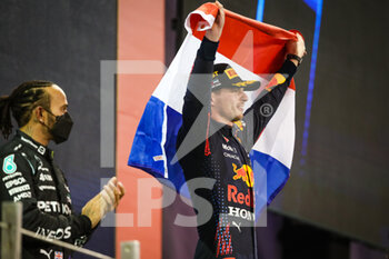 2021-12-12 - Podium: VERSTAPPEN Max (ned), Red Bull Racing Honda RB16B, HAMILTON Lewis (gbr), Mercedes AMG F1 GP W12 E Performance, portrait during the Formula 1 Etihad Airways Abu Dhabi Grand Prix 2021, 22th round of the 2021 FIA Formula One World Championship from December 10 to 12, 2021 on the Yas Marina Circuit, in Yas Island, Abu Dhabi - FORMULA 1 ETIHAD AIRWAYS ABU DHABI GRAND PRIX 2021, 22TH ROUND OF THE 2021 FIA FORMULA ONE WORLD CHAMPIONSHIP - FORMULA 1 - MOTORS