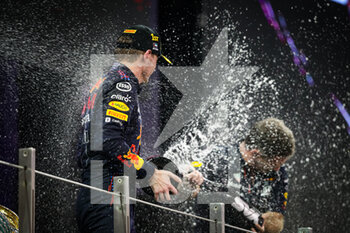 2021-12-12 - VERSTAPPEN Max (ned), Red Bull Racing Honda RB16B, HORNER Christian (gbr), Team Principal of Red Bull Racing, portrait podium during the Formula 1 Etihad Airways Abu Dhabi Grand Prix 2021, 22th round of the 2021 FIA Formula One World Championship from December 10 to 12, 2021 on the Yas Marina Circuit, in Yas Island, Abu Dhabi - FORMULA 1 ETIHAD AIRWAYS ABU DHABI GRAND PRIX 2021, 22TH ROUND OF THE 2021 FIA FORMULA ONE WORLD CHAMPIONSHIP - FORMULA 1 - MOTORS