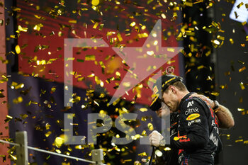 2021-12-12 - VERSTAPPEN Max (ned), Red Bull Racing Honda RB16B, HORNER Christian (gbr), Team Principal of Red Bull Racing, portrait podium during the Formula 1 Etihad Airways Abu Dhabi Grand Prix 2021, 22th round of the 2021 FIA Formula One World Championship from December 10 to 12, 2021 on the Yas Marina Circuit, in Yas Island, Abu Dhabi - FORMULA 1 ETIHAD AIRWAYS ABU DHABI GRAND PRIX 2021, 22TH ROUND OF THE 2021 FIA FORMULA ONE WORLD CHAMPIONSHIP - FORMULA 1 - MOTORS