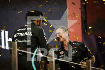 2021-12-12 - HAMILTON Lewis (gbr), Mercedes AMG F1 GP W12 E Performance, HORNER Christian (gbr), Team Principal of Red Bull Racing, portrait podium during the Formula 1 Etihad Airways Abu Dhabi Grand Prix 2021, 22th round of the 2021 FIA Formula One World Championship from December 10 to 12, 2021 on the Yas Marina Circuit, in Yas Island, Abu Dhabi - FORMULA 1 ETIHAD AIRWAYS ABU DHABI GRAND PRIX 2021, 22TH ROUND OF THE 2021 FIA FORMULA ONE WORLD CHAMPIONSHIP - FORMULA 1 - MOTORS