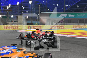 2021-12-12 - HAMILTON Lewis (gbr), Mercedes AMG F1 GP W12 E Performance, VERSTAPPEN Max (ned), Red Bull Racing Honda RB16B, action during the Formula 1 Etihad Airways Abu Dhabi Grand Prix 2021, 22th round of the 2021 FIA Formula One World Championship from December 10 to 12, 2021 on the Yas Marina Circuit, in Yas Island, Abu Dhabi - FORMULA 1 ETIHAD AIRWAYS ABU DHABI GRAND PRIX 2021, 22TH ROUND OF THE 2021 FIA FORMULA ONE WORLD CHAMPIONSHIP - FORMULA 1 - MOTORS