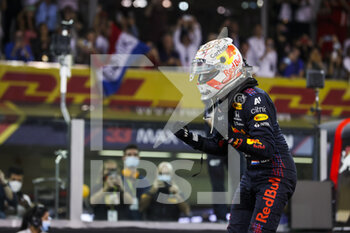 2021-12-12 - VERSTAPPEN Max (ned), Red Bull Racing Honda RB16B, portrait celebrating his 1st title during the Formula 1 Etihad Airways Abu Dhabi Grand Prix 2021, 22th round of the 2021 FIA Formula One World Championship from December 10 to 12, 2021 on the Yas Marina Circuit, in Yas Island, Abu Dhabi - FORMULA 1 ETIHAD AIRWAYS ABU DHABI GRAND PRIX 2021, 22TH ROUND OF THE 2021 FIA FORMULA ONE WORLD CHAMPIONSHIP - FORMULA 1 - MOTORS