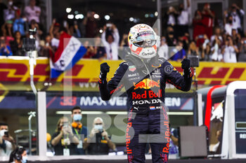 2021-12-12 - VERSTAPPEN Max (ned), Red Bull Racing Honda RB16B, portrait celebrating his world title during the Formula 1 Etihad Airways Abu Dhabi Grand Prix 2021, 22th round of the 2021 FIA Formula One World Championship from December 10 to 12, 2021 on the Yas Marina Circuit, in Yas Island, Abu Dhabi - FORMULA 1 ETIHAD AIRWAYS ABU DHABI GRAND PRIX 2021, 22TH ROUND OF THE 2021 FIA FORMULA ONE WORLD CHAMPIONSHIP - FORMULA 1 - MOTORS