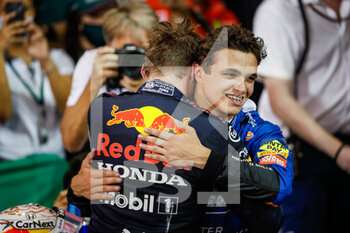 2021-12-12 - VERSTAPPEN Max (ned), Red Bull Racing Honda RB16B, portrait celebrating his world title with NORRIS Lando (gbr), McLaren MCL35M, portrait during the Formula 1 Etihad Airways Abu Dhabi Grand Prix 2021, 22th round of the 2021 FIA Formula One World Championship from December 10 to 12, 2021 on the Yas Marina Circuit, in Yas Island, Abu Dhabi - FORMULA 1 ETIHAD AIRWAYS ABU DHABI GRAND PRIX 2021, 22TH ROUND OF THE 2021 FIA FORMULA ONE WORLD CHAMPIONSHIP - FORMULA 1 - MOTORS