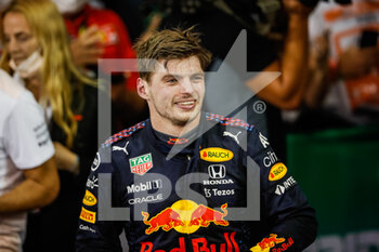 2021-12-12 - VERSTAPPEN Max (ned), Red Bull Racing Honda RB16B, portrait celebrating his world title during the Formula 1 Etihad Airways Abu Dhabi Grand Prix 2021, 22th round of the 2021 FIA Formula One World Championship from December 10 to 12, 2021 on the Yas Marina Circuit, in Yas Island, Abu Dhabi - FORMULA 1 ETIHAD AIRWAYS ABU DHABI GRAND PRIX 2021, 22TH ROUND OF THE 2021 FIA FORMULA ONE WORLD CHAMPIONSHIP - FORMULA 1 - MOTORS