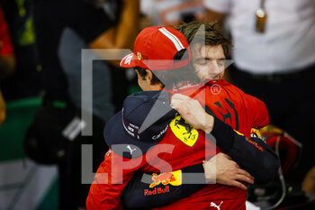 2021-12-12 - VERSTAPPEN Max (ned), Red Bull Racing Honda RB16B celebrating his first title with SAINZ Carlos (spa), Scuderia Ferrari SF21, portrait during the Formula 1 Etihad Airways Abu Dhabi Grand Prix 2021, 22th round of the 2021 FIA Formula One World Championship from December 10 to 12, 2021 on the Yas Marina Circuit, in Yas Island, Abu Dhabi - FORMULA 1 ETIHAD AIRWAYS ABU DHABI GRAND PRIX 2021, 22TH ROUND OF THE 2021 FIA FORMULA ONE WORLD CHAMPIONSHIP - FORMULA 1 - MOTORS