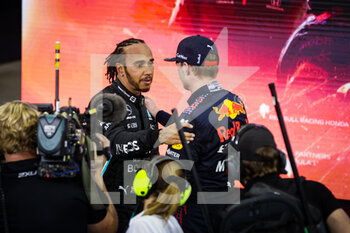 2021-12-12 - HAMILTON Lewis (gbr), Mercedes AMG F1 GP W12 E Performance, portrait congratulating VERSTAPPEN Max (ned), Red Bull Racing Honda RB16B, for his world title during the Formula 1 Etihad Airways Abu Dhabi Grand Prix 2021, 22th round of the 2021 FIA Formula One World Championship from December 10 to 12, 2021 on the Yas Marina Circuit, in Yas Island, Abu Dhabi - FORMULA 1 ETIHAD AIRWAYS ABU DHABI GRAND PRIX 2021, 22TH ROUND OF THE 2021 FIA FORMULA ONE WORLD CHAMPIONSHIP - FORMULA 1 - MOTORS
