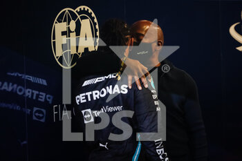 2021-12-12 - HAMILTON Lewis (gbr), Mercedes AMG F1 GP W12 E Performance, portrait with his father during the Formula 1 Etihad Airways Abu Dhabi Grand Prix 2021, 22th round of the 2021 FIA Formula One World Championship from December 10 to 12, 2021 on the Yas Marina Circuit, in Yas Island, Abu Dhabi - FORMULA 1 ETIHAD AIRWAYS ABU DHABI GRAND PRIX 2021, 22TH ROUND OF THE 2021 FIA FORMULA ONE WORLD CHAMPIONSHIP - FORMULA 1 - MOTORS