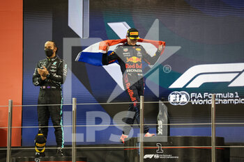 2021-12-12 - HAMILTON Lewis (gbr), Mercedes AMG F1 GP W12 E Performance, VERSTAPPEN Max (ned), Red Bull Racing Honda RB16B, portrait celebrating his world title during the Formula 1 Etihad Airways Abu Dhabi Grand Prix 2021, 22th round of the 2021 FIA Formula One World Championship from December 10 to 12, 2021 on the Yas Marina Circuit, in Yas Island, Abu Dhabi - FORMULA 1 ETIHAD AIRWAYS ABU DHABI GRAND PRIX 2021, 22TH ROUND OF THE 2021 FIA FORMULA ONE WORLD CHAMPIONSHIP - FORMULA 1 - MOTORS