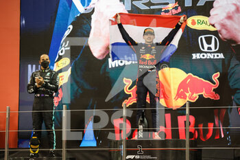 2021-12-12 - HAMILTON Lewis (gbr), Mercedes AMG F1 GP W12 E Performance, VERSTAPPEN Max (ned), Red Bull Racing Honda RB16B, portrait celebrating his world title during the Formula 1 Etihad Airways Abu Dhabi Grand Prix 2021, 22th round of the 2021 FIA Formula One World Championship from December 10 to 12, 2021 on the Yas Marina Circuit, in Yas Island, Abu Dhabi - FORMULA 1 ETIHAD AIRWAYS ABU DHABI GRAND PRIX 2021, 22TH ROUND OF THE 2021 FIA FORMULA ONE WORLD CHAMPIONSHIP - FORMULA 1 - MOTORS