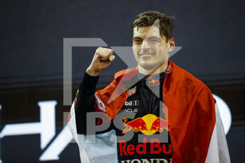 2021-12-12 - VERSTAPPEN Max (ned), Red Bull Racing Honda RB16B, portrait celebrating his 1st title during the Formula 1 Etihad Airways Abu Dhabi Grand Prix 2021, 22th round of the 2021 FIA Formula One World Championship from December 10 to 12, 2021 on the Yas Marina Circuit, in Yas Island, Abu Dhabi - FORMULA 1 ETIHAD AIRWAYS ABU DHABI GRAND PRIX 2021, 22TH ROUND OF THE 2021 FIA FORMULA ONE WORLD CHAMPIONSHIP - FORMULA 1 - MOTORS