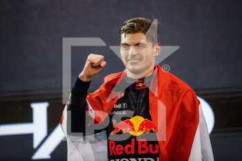 2021-12-12 - podium VERSTAPPEN Max (ned), Red Bull Racing Honda RB16B, portrait celebrating his world title during the Formula 1 Etihad Airways Abu Dhabi Grand Prix 2021, 22th round of the 2021 FIA Formula One World Championship from December 10 to 12, 2021 on the Yas Marina Circuit, in Yas Island, Abu Dhabi - FORMULA 1 ETIHAD AIRWAYS ABU DHABI GRAND PRIX 2021, 22TH ROUND OF THE 2021 FIA FORMULA ONE WORLD CHAMPIONSHIP - FORMULA 1 - MOTORS