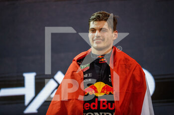 2021-12-12 - podium VERSTAPPEN Max (ned), Red Bull Racing Honda RB16B, portrait celebrating his world title during the Formula 1 Etihad Airways Abu Dhabi Grand Prix 2021, 22th round of the 2021 FIA Formula One World Championship from December 10 to 12, 2021 on the Yas Marina Circuit, in Yas Island, Abu Dhabi - FORMULA 1 ETIHAD AIRWAYS ABU DHABI GRAND PRIX 2021, 22TH ROUND OF THE 2021 FIA FORMULA ONE WORLD CHAMPIONSHIP - FORMULA 1 - MOTORS