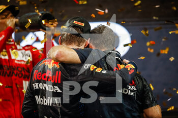 2021-12-12 - podium HORNER Christian (gbr), Team Principal of Red Bull Racing, VERSTAPPEN Max (ned), Red Bull Racing Honda RB16B, portrait during the Formula 1 Etihad Airways Abu Dhabi Grand Prix 2021, 22th round of the 2021 FIA Formula One World Championship from December 10 to 12, 2021 on the Yas Marina Circuit, in Yas Island, Abu Dhabi - FORMULA 1 ETIHAD AIRWAYS ABU DHABI GRAND PRIX 2021, 22TH ROUND OF THE 2021 FIA FORMULA ONE WORLD CHAMPIONSHIP - FORMULA 1 - MOTORS