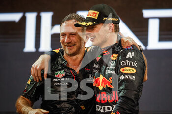 2021-12-12 - podium HORNER Christian (gbr), Team Principal of Red Bull Racing, VERSTAPPEN Max (ned), Red Bull Racing Honda RB16B, portrait during the Formula 1 Etihad Airways Abu Dhabi Grand Prix 2021, 22th round of the 2021 FIA Formula One World Championship from December 10 to 12, 2021 on the Yas Marina Circuit, in Yas Island, Abu Dhabi - FORMULA 1 ETIHAD AIRWAYS ABU DHABI GRAND PRIX 2021, 22TH ROUND OF THE 2021 FIA FORMULA ONE WORLD CHAMPIONSHIP - FORMULA 1 - MOTORS