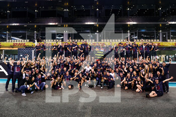 2021-12-12 - VERSTAPPEN Max (ned), Red Bull Racing Honda RB16B, portrait celebrations with the team during the Formula 1 Etihad Airways Abu Dhabi Grand Prix 2021, 22th round of the 2021 FIA Formula One World Championship from December 10 to 12, 2021 on the Yas Marina Circuit, in Yas Island, Abu Dhabi - FORMULA 1 ETIHAD AIRWAYS ABU DHABI GRAND PRIX 2021, 22TH ROUND OF THE 2021 FIA FORMULA ONE WORLD CHAMPIONSHIP - FORMULA 1 - MOTORS
