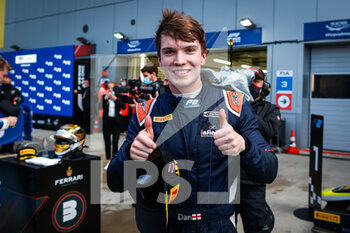 2021-09-24 - Ticktum Dan (gbr), Carlin, Dallara F2, portrait, celebrating his win in Race 1 during the 6th round of the 2021 FIA Formula 2 Championship from September 24 to 26, 2021 on the Sochi Autodrom, in Sochi, Russia - 6TH ROUND OF THE 2021 FIA FORMULA 2 CHAMPIONSHIP - FORMULA 2 - MOTORS