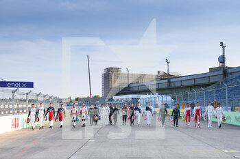 2021-08-13 - group picture with all the drivers during the 2021 Berlin ePrix, 8th meeting of the 2020-21 Formula E World Championship, on the Tempelhof Airport Street Circuit from August 14 to 15, in Berlin, Germany - Photo Germain Hazard / DPPI - 2021 BERLIN EPRIX, 8TH MEETING OF THE 2020-21 FORMULA E WORLD CHAMPIONSHIP - FORMULA E - MOTORS