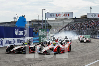 2021-08-15 - 22 Rowland Oliver (gbr), Nissan e.dams, Nissan IM02, action 29 Sims Alexander (gbr), Mahindra Racing, Mahinda M7Electro, action depart start during the 2021 Berlin ePrix, 8th meeting of the 2020-21 Formula E World Championship, on the Tempelhof Airport Street Circuit from August 14 to 15, in Berlin, Germany - Photo Xavi Bonilla / DPPI - 2021 BERLIN EPRIX, 8TH MEETING OF THE 2020-21 FORMULA E WORLD CHAMPIONSHIP - FORMULA E - MOTORS