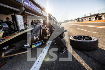 2021-11-29 - mecaniciens mechanics, DS Techeetah, DS E-Tense FE21 pit stop during the pre-season test of the 2021-22 FIA Formula E World Championship, on the Circuit Ricardo Tormo from November 28 to December 2, 2021 in Valencia, Spain - PRE-SEASON TEST OF THE 2021-22 FIA FORMULA E WORLD CHAMPIONSHIP - FORMULA E - MOTORS