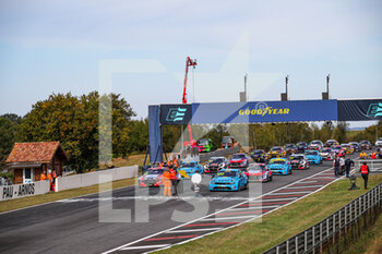 2021-10-17 - Starting grid atmosphere during the 2021 FIA WTCR Race of France, 6th round of the 2021 FIA World Touring Car Cup, on the Circuit Pau-Arnos, from October 16 to 17, 2021 in Arnos, France - 2021 FIA WTCR RACE OF FRANCE, 6TH ROUND OF THE 2021 FIA WORLD TOURING CAR CUP - RALLY - MOTORS