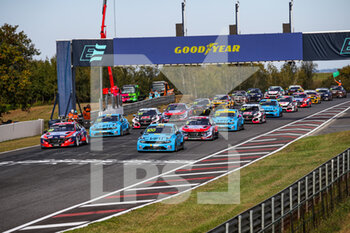 2021-10-17 - Start of Race 2: 100 Muller Yvan (fra), Cyan Racing Lynk & Co, Lync & Co 03 TCR, 69 Vernay Jean-Karl (fra), Engstler Hyundai N Liqui Moly Racing Team, Hyundai Elantra N TCR, action during the 2021 FIA WTCR Race of France, 6th round of the 2021 FIA World Touring Car Cup, on the Circuit Pau-Arnos, from October 16 to 17, 2021 in Arnos, France - 2021 FIA WTCR RACE OF FRANCE, 6TH ROUND OF THE 2021 FIA WORLD TOURING CAR CUP - RALLY - MOTORS