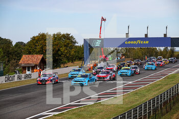 2021-10-17 - Start of Race 2: 100 Muller Yvan (fra), Cyan Racing Lynk & Co, Lync & Co 03 TCR, 69 Vernay Jean-Karl (fra), Engstler Hyundai N Liqui Moly Racing Team, Hyundai Elantra N TCR, action during the 2021 FIA WTCR Race of France, 6th round of the 2021 FIA World Touring Car Cup, on the Circuit Pau-Arnos, from October 16 to 17, 2021 in Arnos, France - 2021 FIA WTCR RACE OF FRANCE, 6TH ROUND OF THE 2021 FIA WORLD TOURING CAR CUP - RALLY - MOTORS