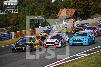 2021-10-17 - 22 Vervisch Frederic (bel), Comtoyou Team Audi Sport, Audi RS 3 LMS TCR (2021), 18 Monteiro Tiago (por), ALL-INKL.DE Munnich Motorsport, Honda Civic Type R TCR (FK8), 11 Bjork Thed (swe), Cyan Performance Lynk & Co, Lync & Co 03 TCR, action during the 2021 FIA WTCR Race of France, 6th round of the 2021 FIA World Touring Car Cup, on the Circuit Pau-Arnos, from October 16 to 17, 2021 in Arnos, France - 2021 FIA WTCR RACE OF FRANCE, 6TH ROUND OF THE 2021 FIA WORLD TOURING CAR CUP - RALLY - MOTORS
