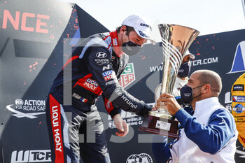 2021-10-17 - Vernay Jean-Karl (fra), Engstler Hyundai N Liqui Moly Racing Team, Hyundai Elantra N TCR, portrait celebrating his victory podium during the 2021 FIA WTCR Race of France, 6th round of the 2021 FIA World Touring Car Cup, on the Circuit Pau-Arnos, from October 16 to 17, 2021 in Arnos, France - 2021 FIA WTCR RACE OF FRANCE, 6TH ROUND OF THE 2021 FIA WORLD TOURING CAR CUP - RALLY - MOTORS