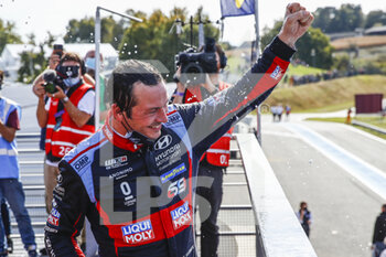2021-10-17 - Vernay Jean-Karl (fra), Engstler Hyundai N Liqui Moly Racing Team, Hyundai Elantra N TCR, portrait celebrating his victory podium during the 2021 FIA WTCR Race of France, 6th round of the 2021 FIA World Touring Car Cup, on the Circuit Pau-Arnos, from October 16 to 17, 2021 in Arnos, France - 2021 FIA WTCR RACE OF FRANCE, 6TH ROUND OF THE 2021 FIA WORLD TOURING CAR CUP - RALLY - MOTORS