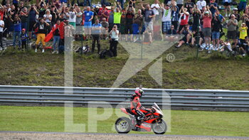 2021-08-08 - Scott Redding greets the audience in the stands - FIM SUPERBIKE WORLD CHAMPIONSHIP 2021 - RACE 2 - SUPERBIKE - MOTORS