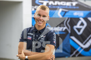 2021-08-20 - Engstler Luca (ger), Engstler Hyundai N Liqui Moly Racing Team, Hyundai Elantra N TCR, portrait during the 2021 FIA WTCR Race of Hungary, 4th round of the 2021 FIA World Touring Car Cup, Hungaroring, from August 20 to 22, 2021 in Budapest - Photo Grégory Lenormand / DPPI - 2021 FIA WTCR RACE OF HUNGARY, 4TH ROUND OF THE 2021 FIA WORLD TOURING CAR CUP - GRAND TOURISM - MOTORS