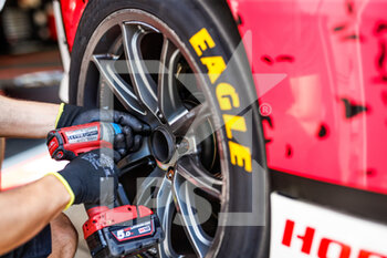 2021-08-20 - ALL-INKL.COM Munnich Motorsport, Honda Civic Type R TCR (FK8), mechanic at work during the 2021 FIA WTCR Race of Hungary, 4th round of the 2021 FIA World Touring Car Cup, Hungaroring, from August 20 to 22, 2021 in Budapest - Photo Florent Gooden / DPPI - 2021 FIA WTCR RACE OF HUNGARY, 4TH ROUND OF THE 2021 FIA WORLD TOURING CAR CUP - GRAND TOURISM - MOTORS