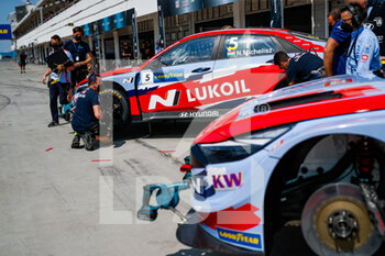 2021-08-20 - Michelisz Norbert (hun), BRC Hyundai N Lukoil Squadra Corse, Hyundai Elantra N TCR, atmosphere during the 2021 FIA WTCR Race of Hungary, 4th round of the 2021 FIA World Touring Car Cup, Hungaroring, from August 20 to 22, 2021 in Budapest - Photo Florent Gooden / DPPI - 2021 FIA WTCR RACE OF HUNGARY, 4TH ROUND OF THE 2021 FIA WORLD TOURING CAR CUP - GRAND TOURISM - MOTORS