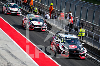 2021-08-20 - 29 Girolami Nestor (arg), ALL-INKL.COM Munnich Motorsport, Honda Civic Type R TCR (FK8), 18 Monteiro Tiago (por), ALL-INKL.DE Munnich Motorsport, Honda Civic Type R TCR (FK8), action during the 2021 FIA WTCR Race of Hungary, 4th round of the 2021 FIA World Touring Car Cup, Hungaroring, from August 20 to 22, 2021 in Budapest - Photo Florent Gooden / DPPI - 2021 FIA WTCR RACE OF HUNGARY, 4TH ROUND OF THE 2021 FIA WORLD TOURING CAR CUP - GRAND TOURISM - MOTORS
