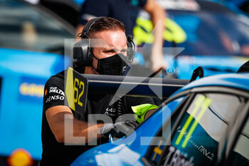 2021-08-20 - Cyan Performance Lynk & Co, Lync & Co 03 TCR, mechanic during the 2021 FIA WTCR Race of Hungary, 4th round of the 2021 FIA World Touring Car Cup, Hungaroring, from August 20 to 22, 2021 in Budapest - Photo Florent Gooden / DPPI - 2021 FIA WTCR RACE OF HUNGARY, 4TH ROUND OF THE 2021 FIA WORLD TOURING CAR CUP - GRAND TOURISM - MOTORS