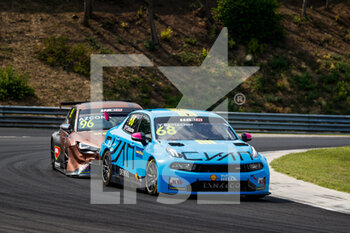 2021-08-22 - 68 Ehrlacher Yann (fra), Cyan Racing Lynk & Co, Lync & Co 03 TCR, 96 Azcona Mikel (spa), Zengo Motorsport, Cupra Leon Competicion TCR, action during the 2021 FIA WTCR Race of Hungary, 4th round of the 2021 FIA World Touring Car Cup, Hungaroring, from August 20 to 22, 2021 in Budapest - Photo Florent Gooden / DPPI - 2021 FIA WTCR RACE OF HUNGARY, 4TH ROUND OF THE 2021 FIA WORLD TOURING CAR CUP - GRAND TOURISM - MOTORS