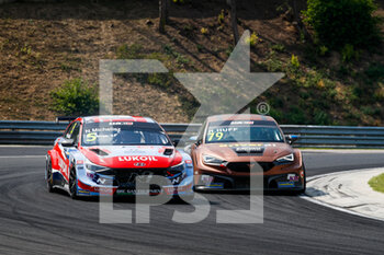 2021-08-22 - 05 Michelisz Norbert (hun), BRC Hyundai N Lukoil Squadra Corse, Hyundai Elantra N TCR, 79 Huff Rob (gbr), Zengo Motorsport, Cupra Leon Competicion TCR, action during the 2021 FIA WTCR Race of Hungary, 4th round of the 2021 FIA World Touring Car Cup, Hungaroring, from August 20 to 22, 2021 in Budapest - Photo Florent Gooden / DPPI - 2021 FIA WTCR RACE OF HUNGARY, 4TH ROUND OF THE 2021 FIA WORLD TOURING CAR CUP - GRAND TOURISM - MOTORS