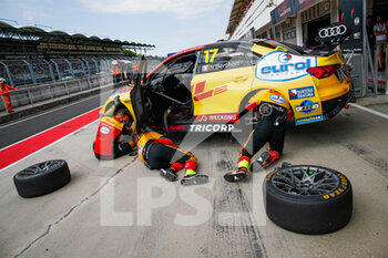 2021-08-22 - 17 Berthon Nathanaël (fra), Comtoyou DHL Team Audi Sport, Audi RS 3 LMS TCR (2021), mechanics at work during the 2021 FIA WTCR Race of Hungary, 4th round of the 2021 FIA World Touring Car Cup, Hungaroring, from August 20 to 22, 2021 in Budapest - Photo Florent Gooden / DPPI - 2021 FIA WTCR RACE OF HUNGARY, 4TH ROUND OF THE 2021 FIA WORLD TOURING CAR CUP - GRAND TOURISM - MOTORS