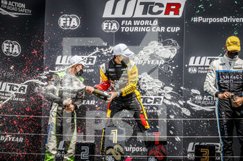 2021-08-22 - Magnus Gilles (bel), Comtoyou Team Audi Sport, Audi RS 3 LMS TCR (2021), portrait Azcona Mikel (spa), Zengo Motorsport, Cupa Leon Competicion TCR, portrait Ehrlacher Yann (fra), Cyan Racing Lynk & Co, Lync & Co 03 TCR, portrait, podium race 1, during the 2021 FIA WTCR Race of Hungary, 4th round of the 2021 FIA World Touring Car Cup, Hungaroring, from August 20 to 22, 2021 in Budapest - Photo Grégory Lenormand / DPPI - 2021 FIA WTCR RACE OF HUNGARY, 4TH ROUND OF THE 2021 FIA WORLD TOURING CAR CUP - GRAND TOURISM - MOTORS